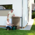 Ozdobny dekoracyjny zbiornik na deszczówkę Siena 300l z podstawką