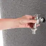 Kranik spustowy chromowany w zbiorniku Terannova