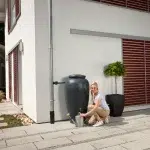 Ozdobny zbiornik na deszczówkę w kształcie amfory kolor antracytowy